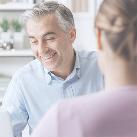 Ein Arbeitgeber im Gespräch mit einer Mitarbeiterin. Ein Arbeitgeber im Gespräch mit einer Mitarbeiterin.