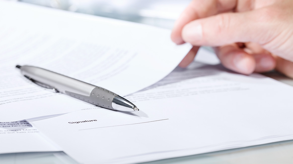 Stift und Papiere auf einem Tisch Stift und Papiere auf einem Tisch