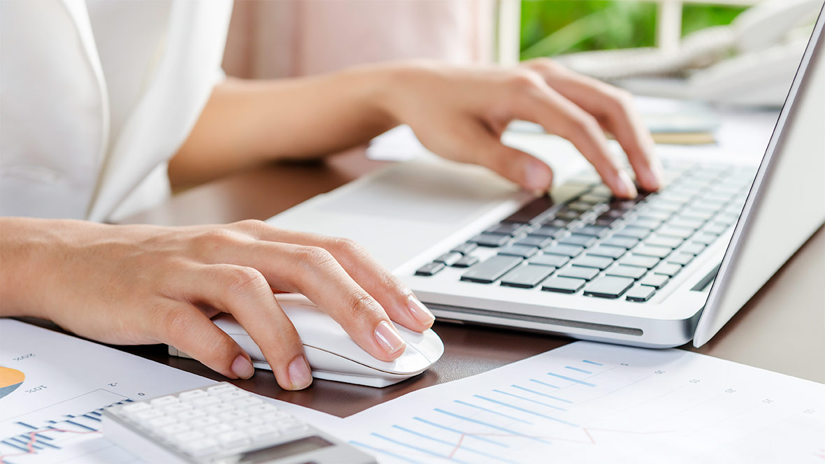 Eine Frau arbeitet an einem Laptop. Man sieht ihre Hände in einer Nahaufnahme. Eine Frau arbeitet an einem Laptop. Man sieht ihre Hände in einer Nahaufnahme.