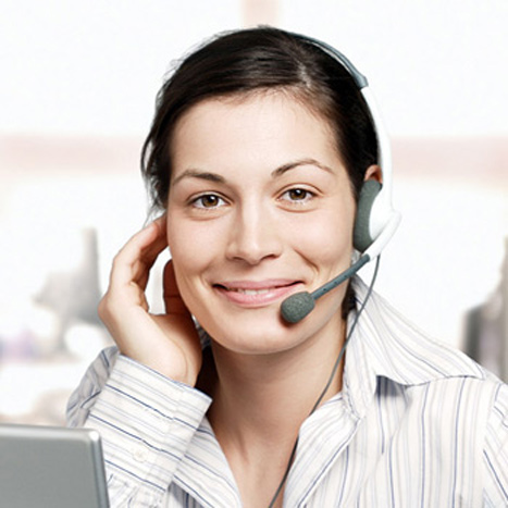 Eine Frau telefoniert in einem Büro über ein Headset.