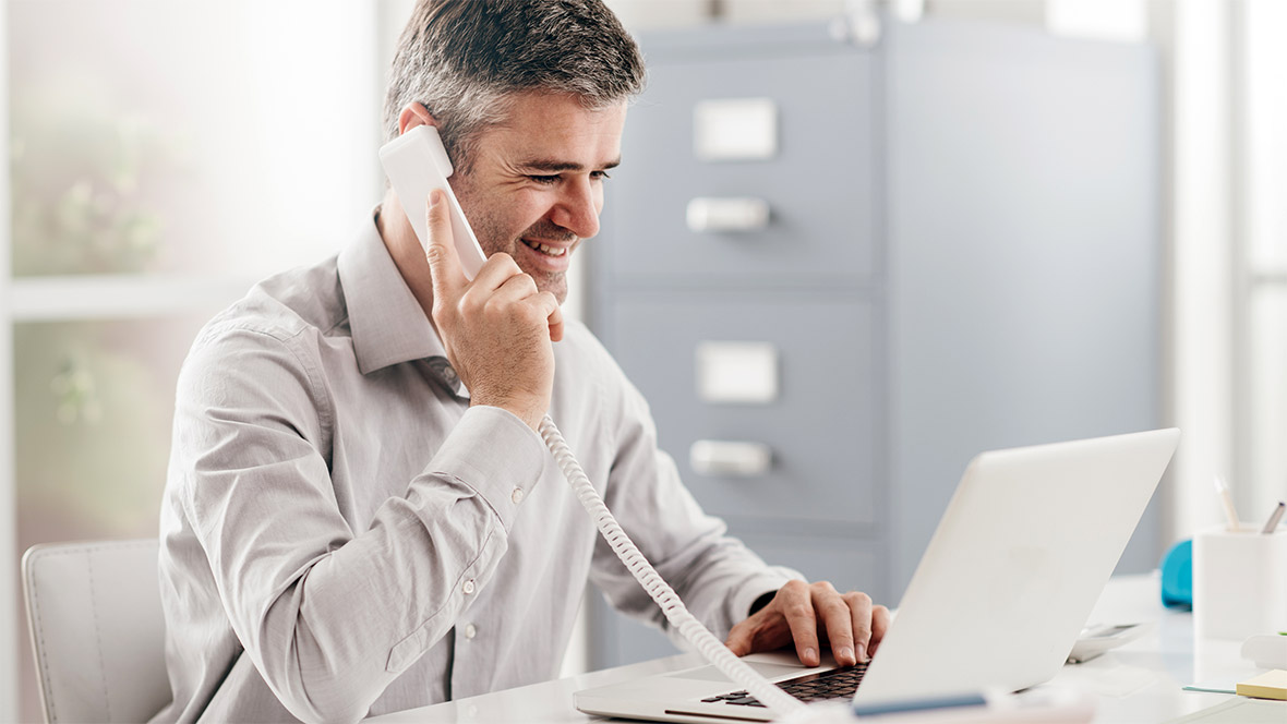 Ein Mann telefoniert am Arbeitsplatz