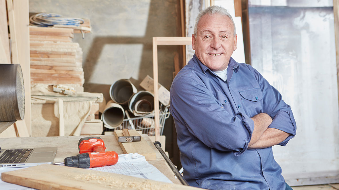 Ein Mann in einer Werkstatt. Ein Mann in einer Werkstatt.