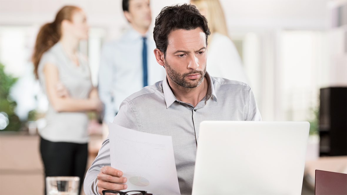 Ein Mann vor einem Laptop Ein Mann vor einem Laptop