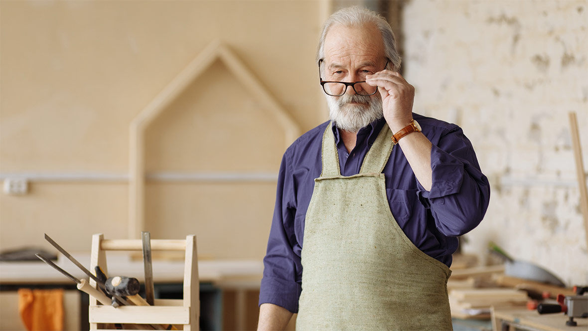 Ein Tischler in einer Werkstatt Ein Tischler in einer Werkstatt