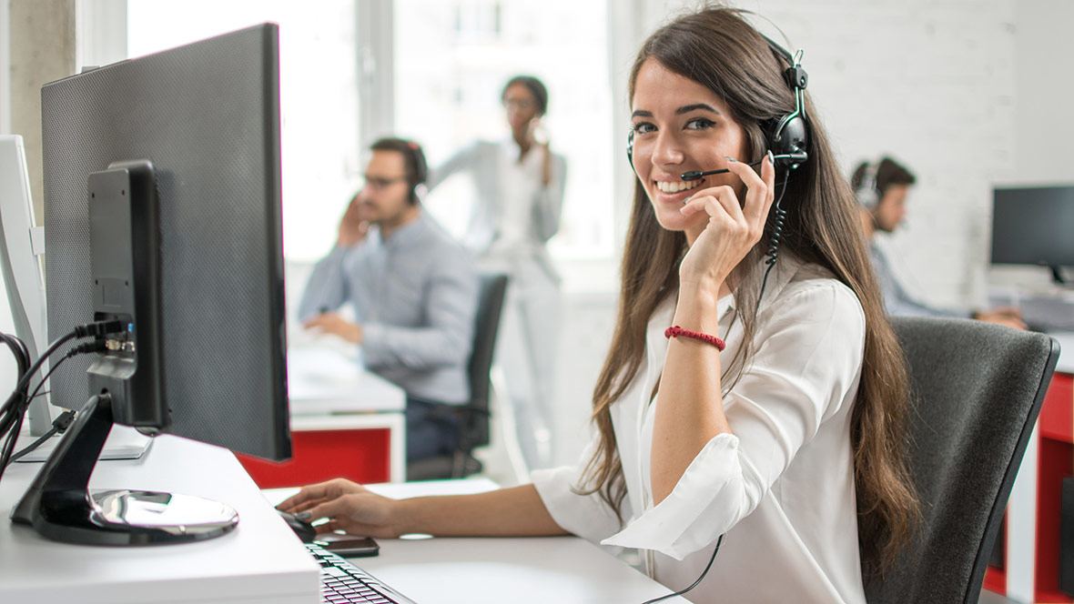 Eine Mitarbeiterin im Call-Center am Arbeitsplatz. Eine Mitarbeiterin im Call-Center am Arbeitsplatz.