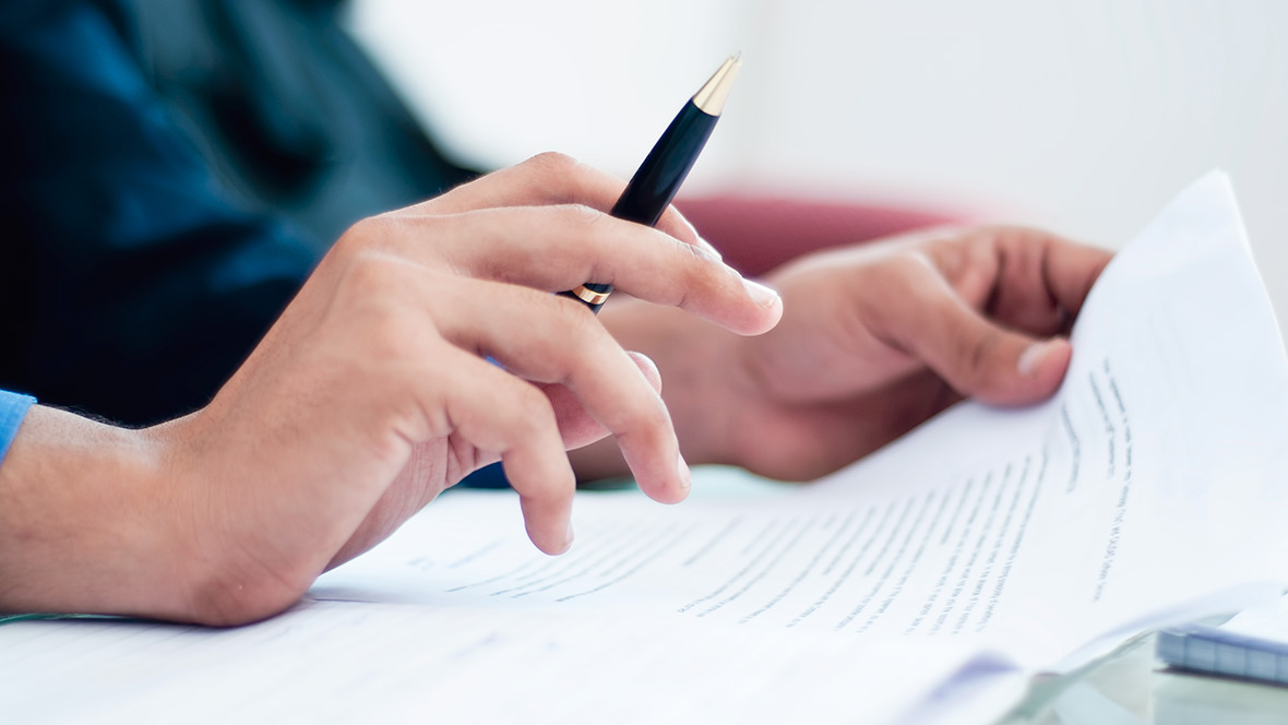 Ein Mann liest ein ausgedrucktes Dokument Ein Mann liest ein ausgedrucktes Dokument