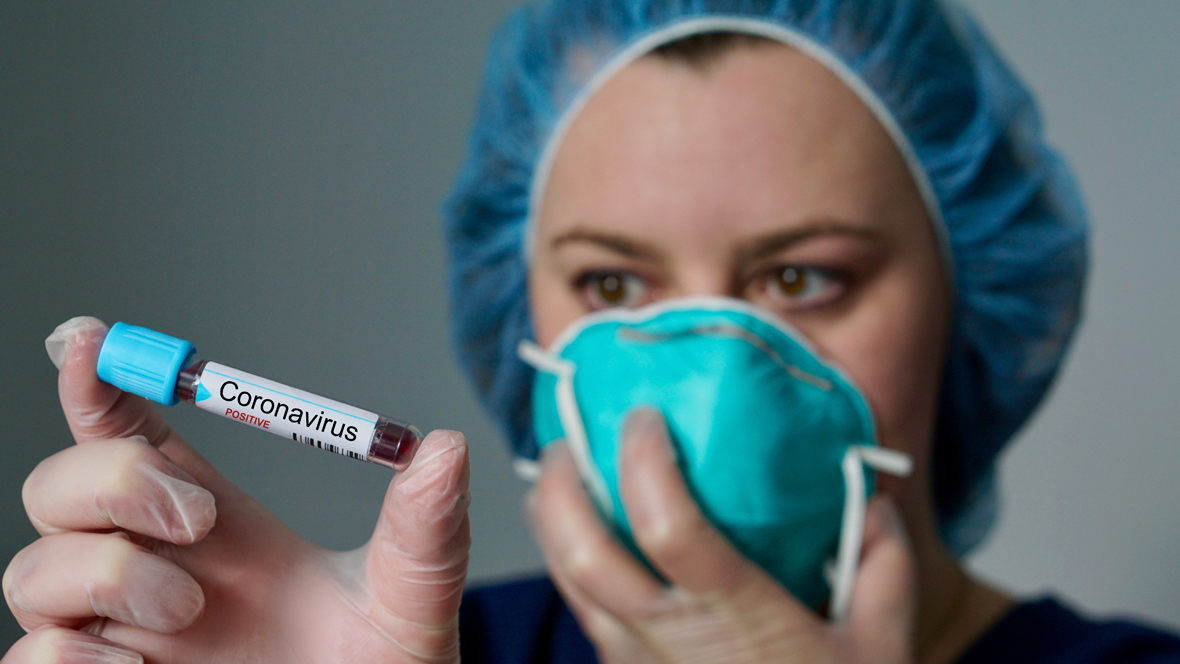 Krankenschwester mit Atemschutzmaske mit positivem Bluttestergebnis für das Coronavirus