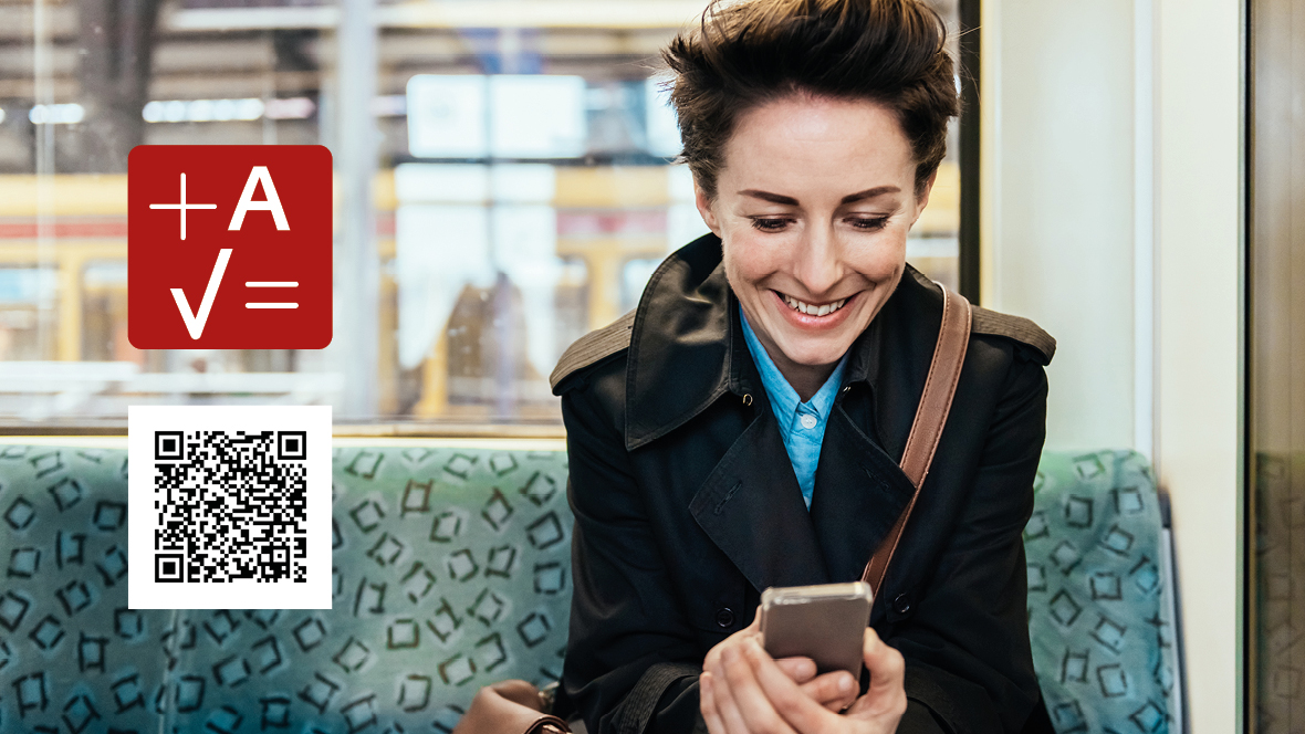 Frau sitzt in der Bahn mit Smartphone in den Händen. Auf der linken Seite ist der QR-Code und das Logo der Rechner der Arbeitgeberversicherung zu sehen. Frau sitzt in der Bahn mit Smartphone in den Händen. Auf der linken Seite ist der QR-Code und das Logo der Rechner der Arbeitgeberversicherung zu sehen.