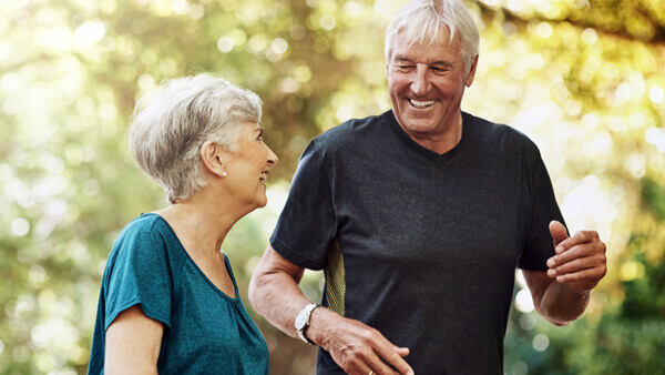 Ein älteres Ehepaar beim aktiven Spaziergang in der Natur. Ein älteres Ehepaar beim aktiven Spaziergang in der Natur.